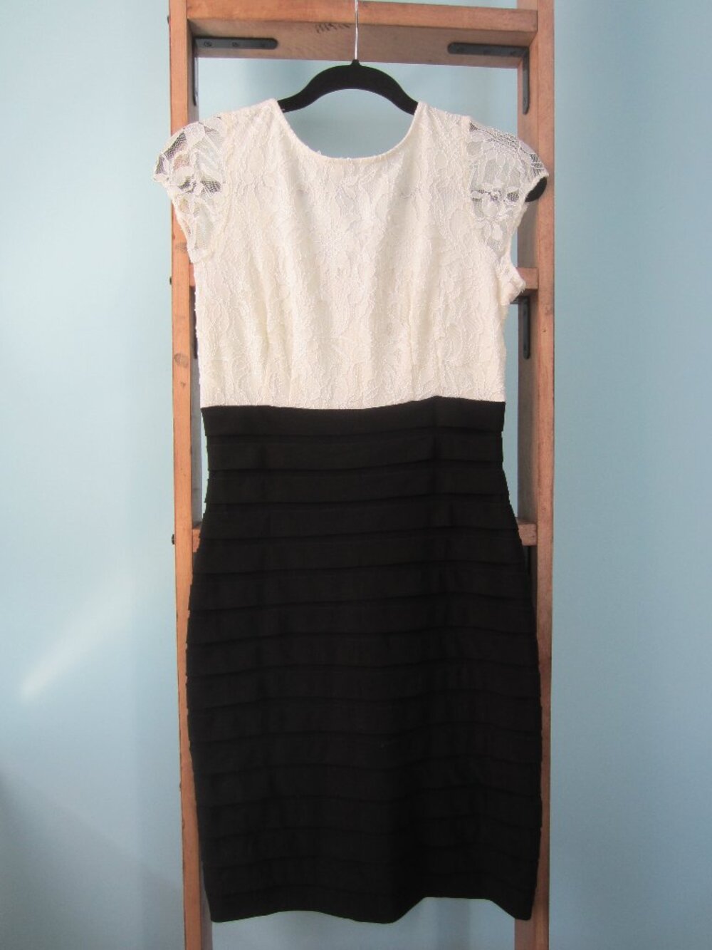 Simply Liliana Black and White Cocktail/Semi Formal Dress in Size 6